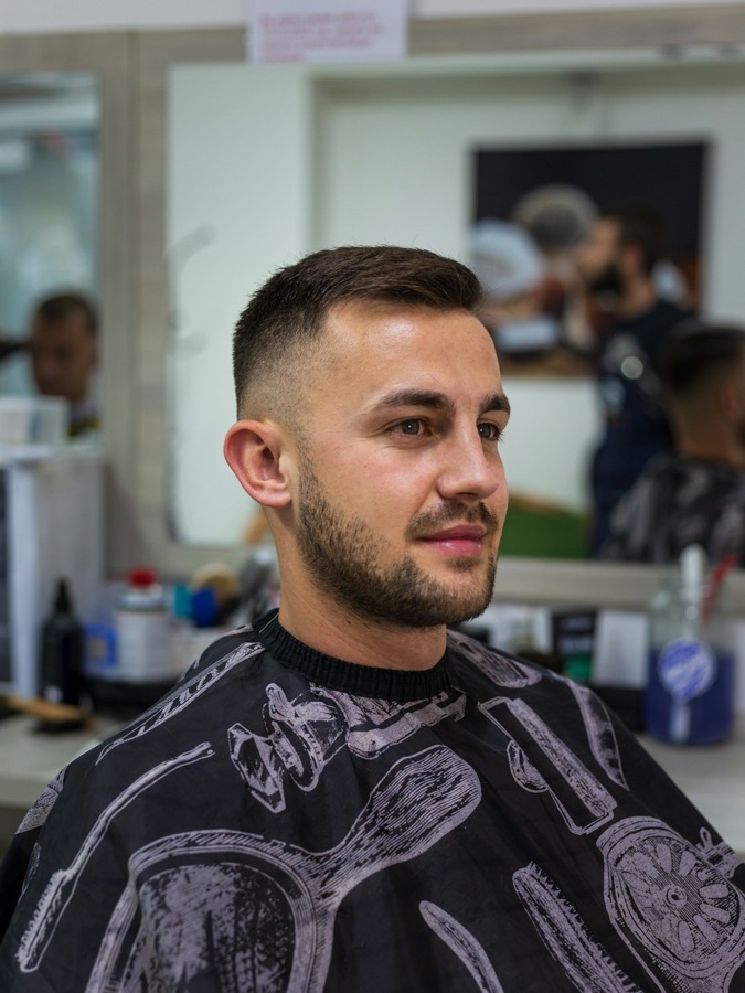 Referencia de un corte con degradado y barba perfilada